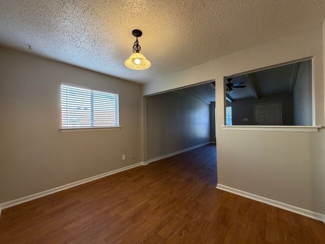 Foto del edificio - AVAILABLE NOW 2 BEDROOM 1 BATH DUPLEX IN CLEBURNE