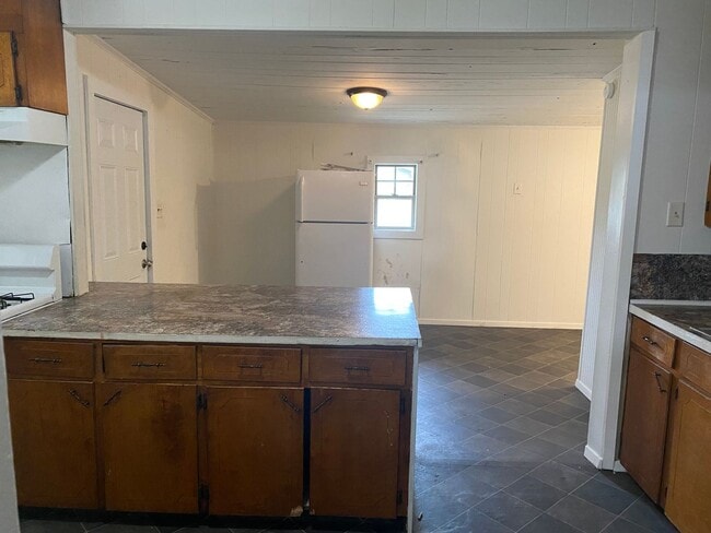 Building Photo - DECEMBER FREE MOVE-IN!