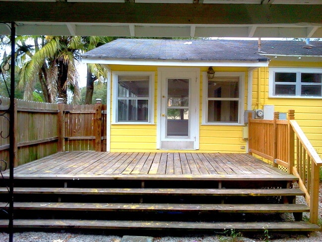 Building Photo - Awesome 2BR/1BA w/Open Floor Plan, Deck, L...