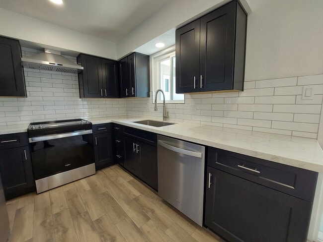 Kitchen - all new Applinaces, Cabinets, Countertops - 1233 W Manhatton Dr