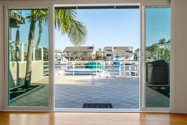 Foto del edificio - Stunning Waterfront Townhome in Huntington Beach!