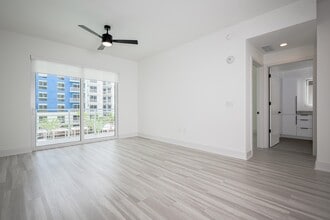 Building Photo - Blu Aventura