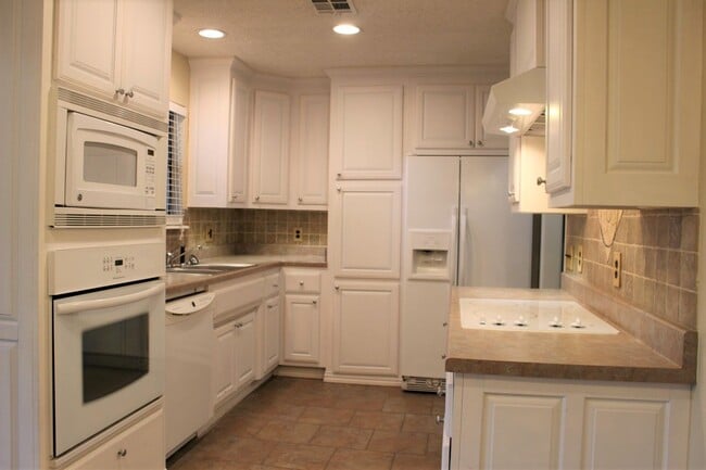 Building Photo - 814 Hawthorne Pl