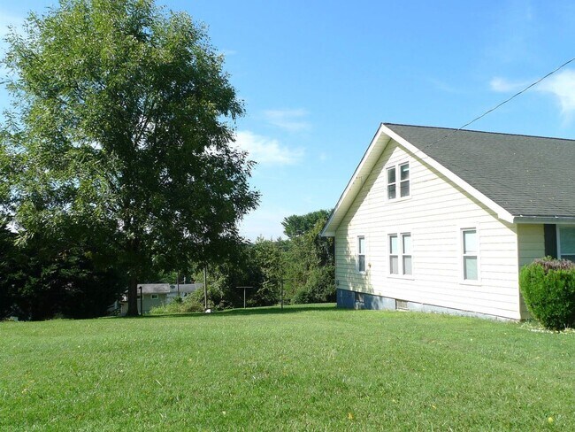 Foto del edificio - Charming Home with Large Backyard Near Radford University