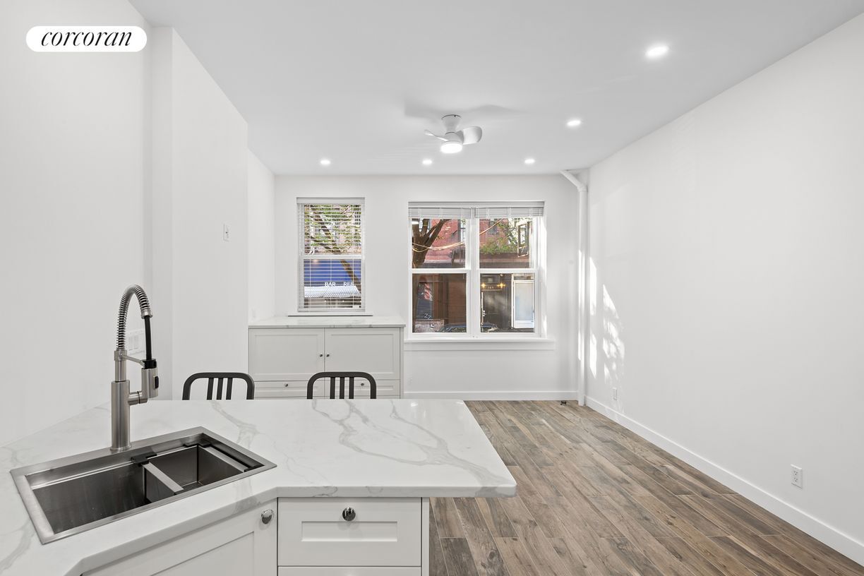 Foto principal - 166 Thompson St