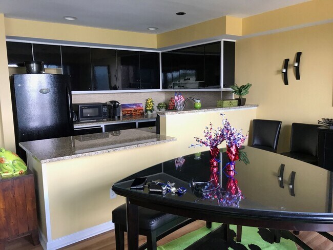 Foto del edificio - Beautiful Condo for Rent