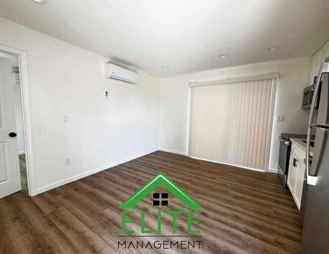 Foto del edificio - Spacious 4-Bedroom, 3-Bathroom Home in Des...