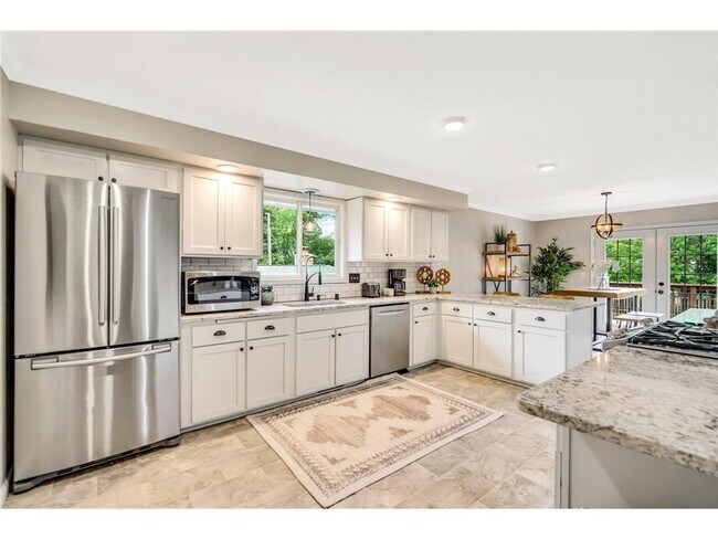 Foto del edificio - 540 Orchid Ln N