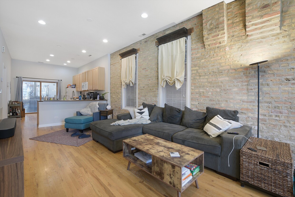 Primary Photo - 2016 W Wabansia Ave