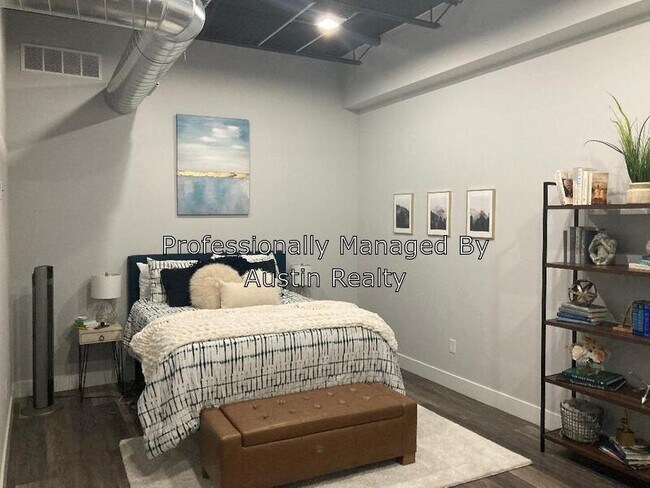 Building Photo - 4650 Hampton Ave