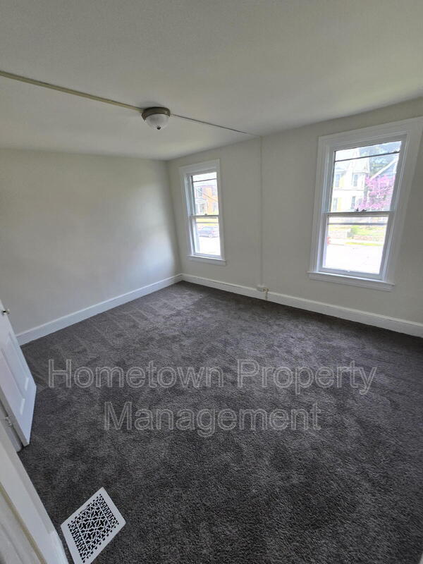Building Photo - 548 Nelson St