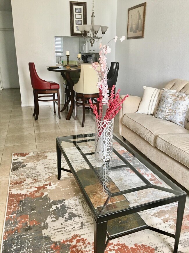 Sala de estar y comedor - 8313 Bernwood Cove Loop