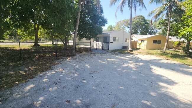 Foto del edificio - 198 SE 27th Ct