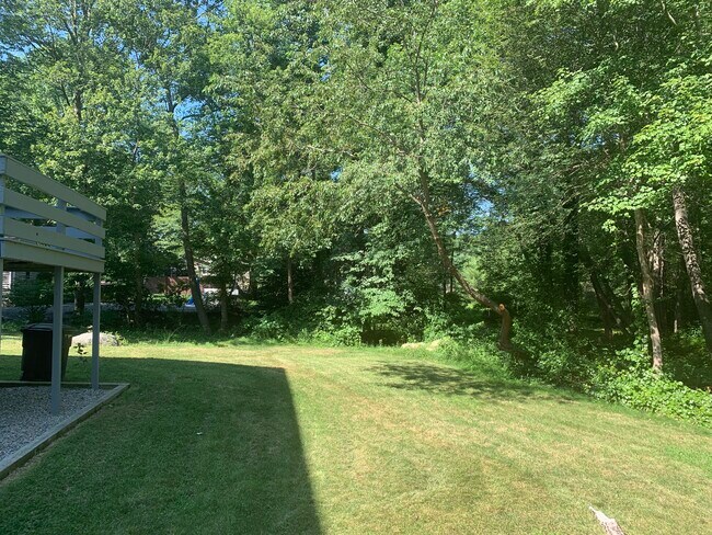 El patio trasero para uso privado por el inquilino - 41 Flagg Swamp Rd