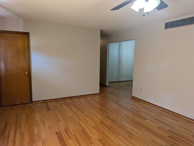 Foto del edificio - 2513 Lilac Dr