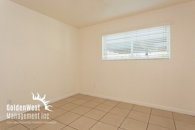 Building Photo - Single Level Spacious 2Bdm 1Ba Apartment i...