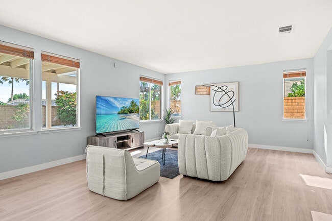Building Photo - 10919 Mirador Dr