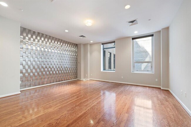 Building Photo - 914 N Main St