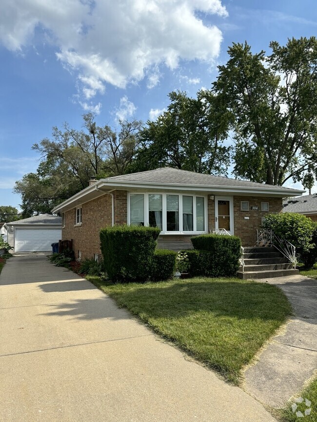 Building Photo - 504 E Butterfield Rd