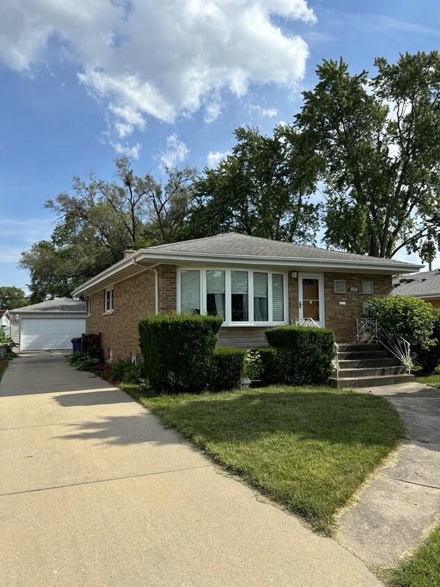 Primary Photo - 504 E Butterfield Rd