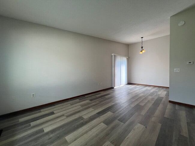 Foto del edificio - Spacious 2-Bed, 1-Bath Townhome with a Gar...