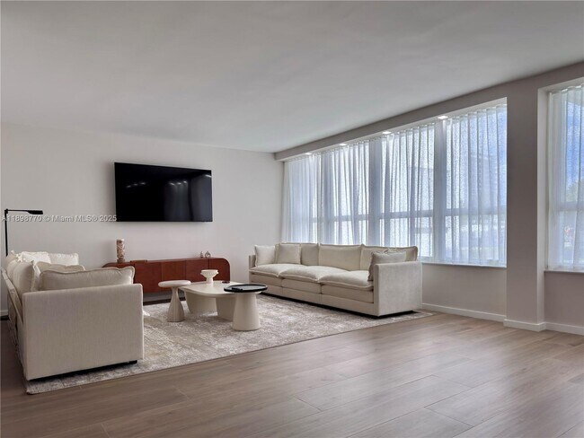 Foto del edificio - 10230 Collins Ave