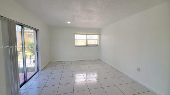 Building Photo - 1008 NW 45th Ave