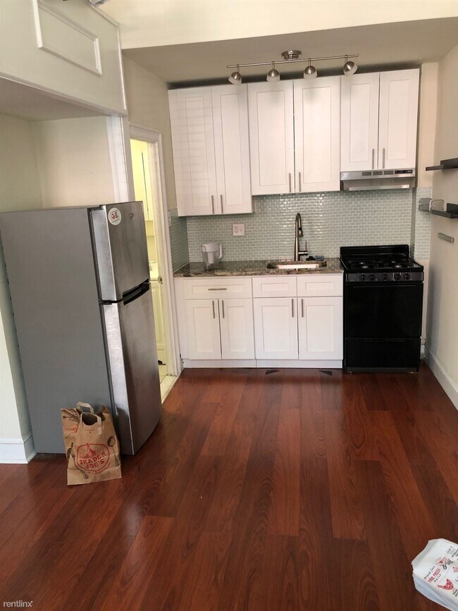 Building Photo - Studio, 1 bath  - 1126 Spruce St Apt 1F