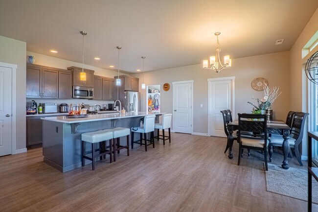 Foto del edificio - 725 Loves Hill Dr