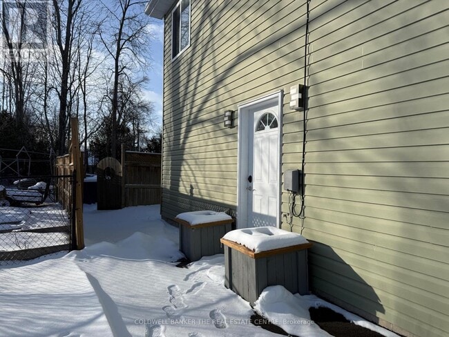 Building Photo - UPPER - 27182A CIVIC CENTRE ROAD