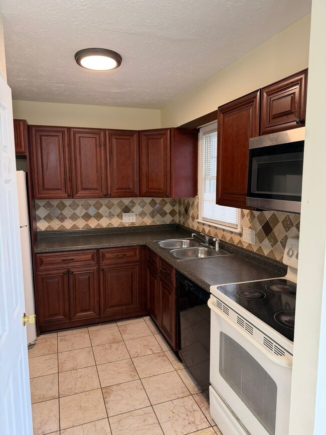 Building Photo - 557 Whitehall Ln