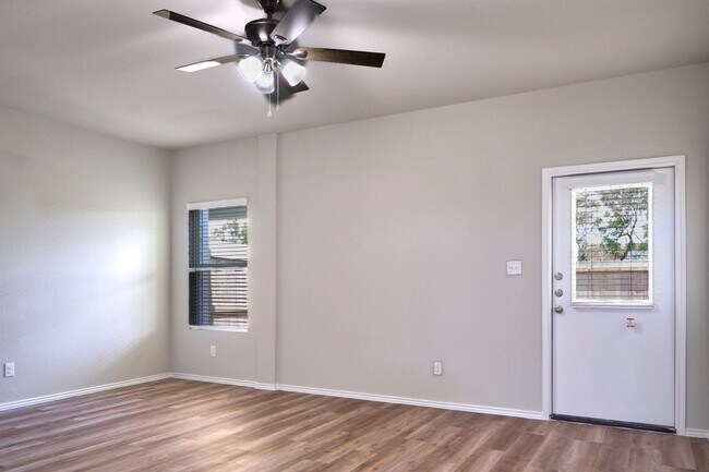 Foto del edificio - Hunters Ranch Beauty! 3 Bedroom 2 1/2 Bath Townhome