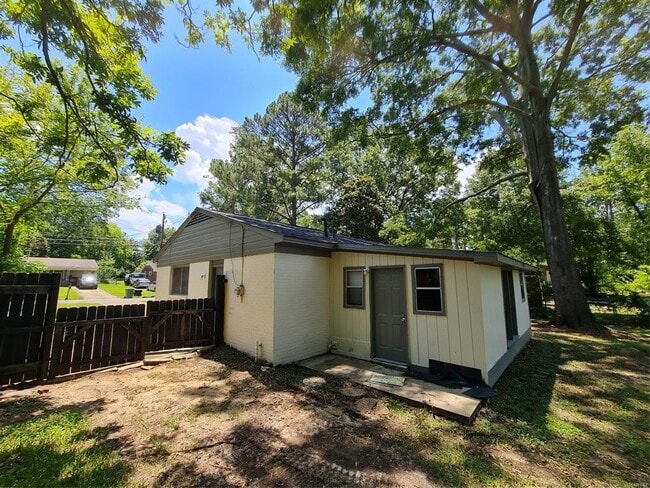 Building Photo - 1128 Karen Rd