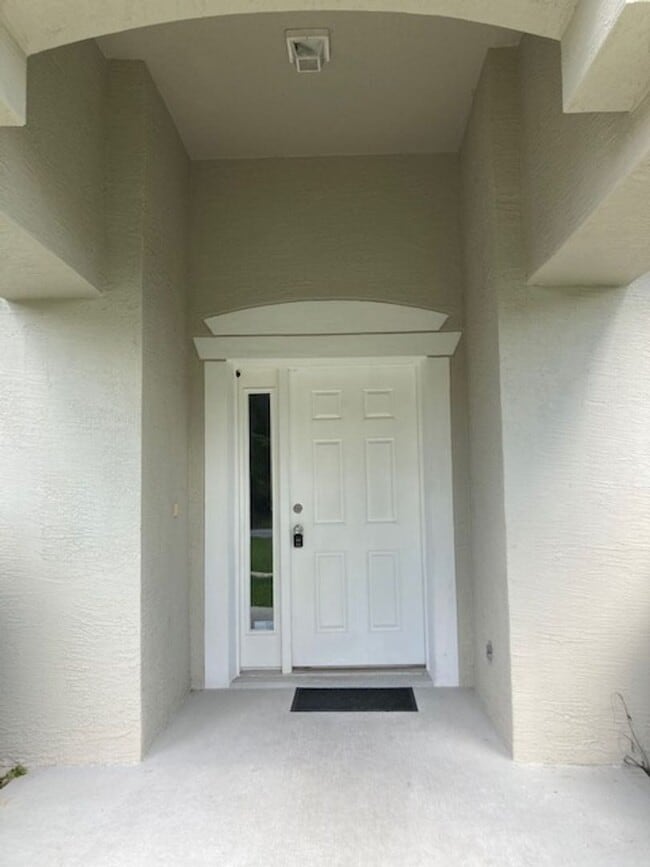 Building Photo - Spacious 4/2/2 Home with Screened-In Porch...