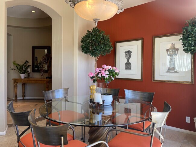 Mesa de comedor con rincón artístico - 18 Vista Mirage Way