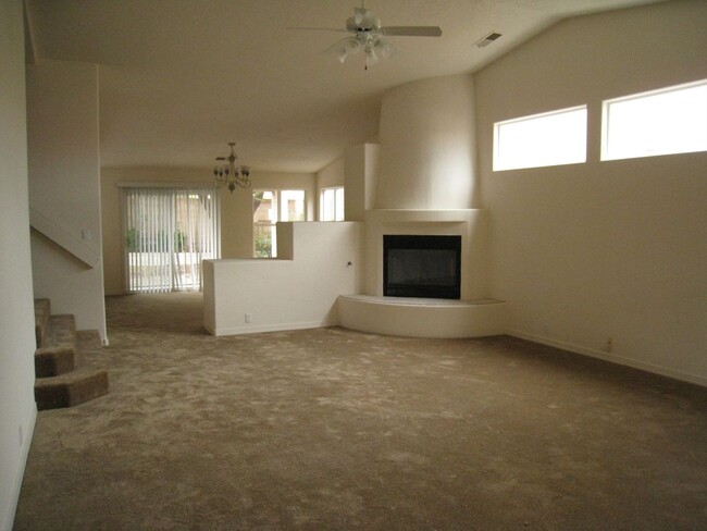 Building Photo - 4 Br, 3 Ba, large living room, formal dini...