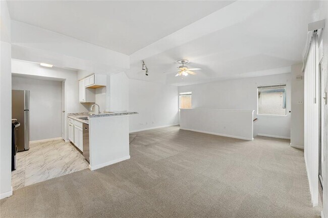 Foto del edificio - 8044 Sands Point Dr