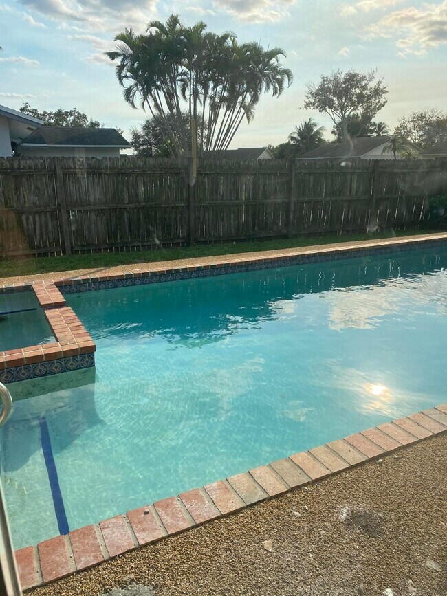 Building Photo - 9632 Saddlebrook Dr