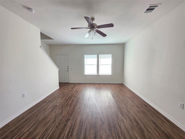 Foto del edificio - 6326 Red Oak Dr