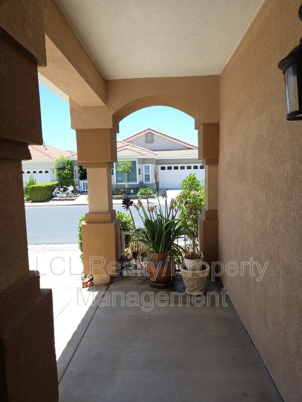 Building Photo - 26858 China Dr