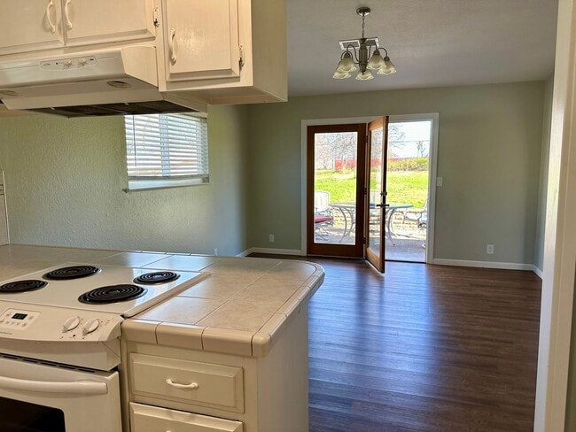 Foto del edificio - CharmingHome with Open Floor Plan in West Redding