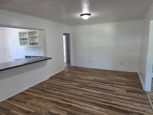 Building Photo - 2122 Taft Ave