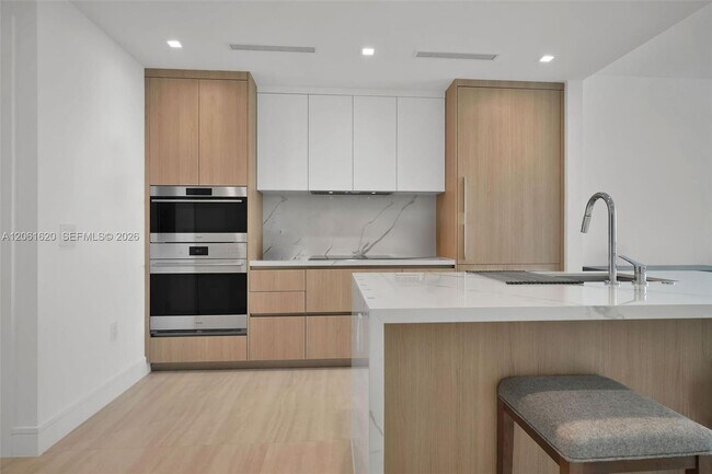 Foto del edificio - 2411 Laguna Cir