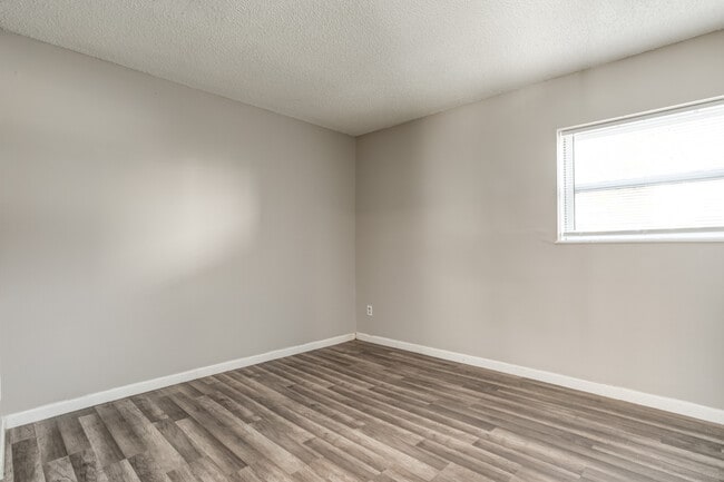 Foto del edificio - Freshly Painted & Spacious 1 and 2-Bedrooms – Oakwood Gardens