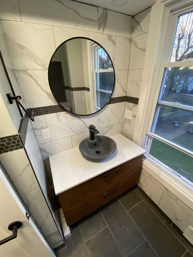 Foto del edificio - 56 Worrall Ave