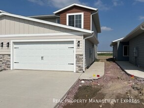 Building Photo - Beautiful 3 Bedroom 2.5 Bathroom Townhome