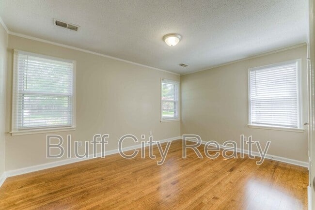 Building Photo - 1409 Dearing Rd