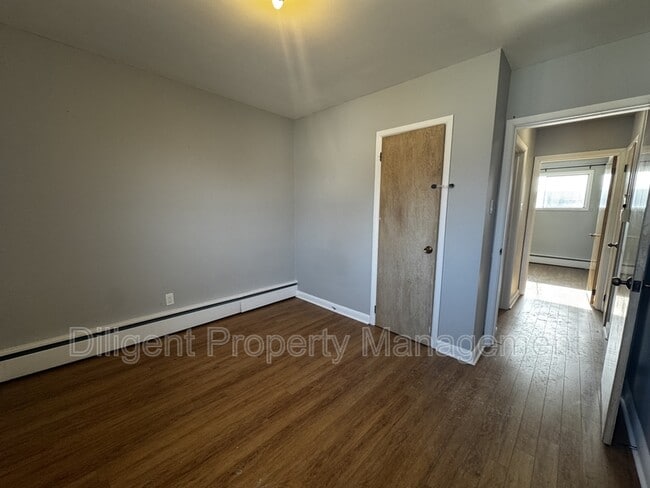 Building Photo - 164 Westmount St