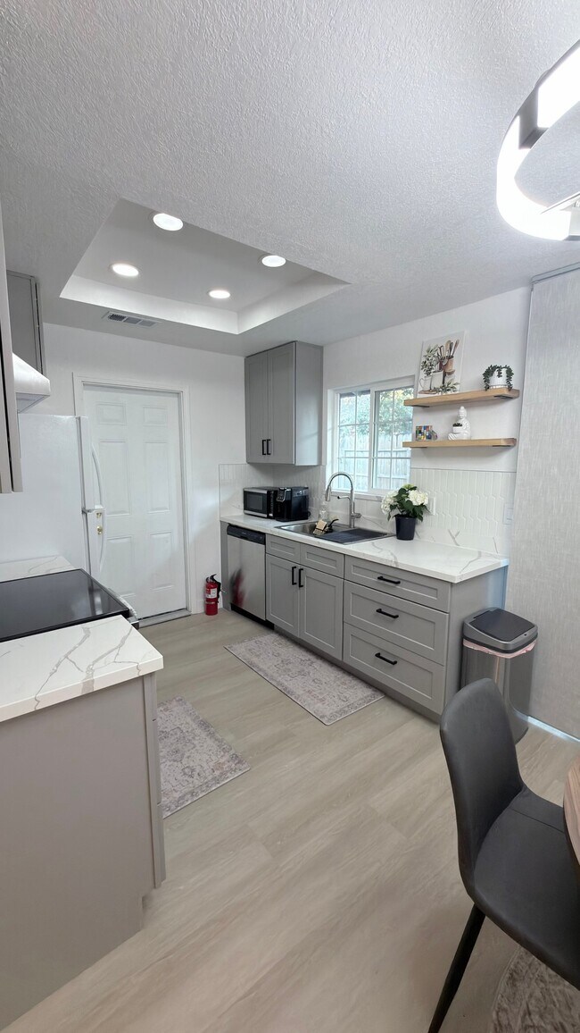 Foto del edificio - 6374 Porterfield Ct