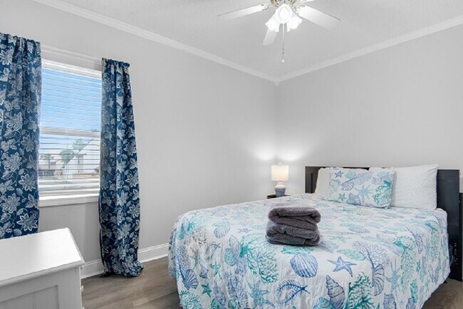 Foto del edificio - 17462 Front Beach Rd